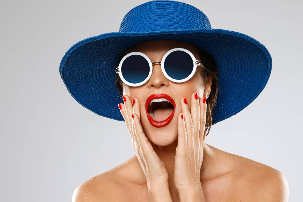 glamour et lunettes de soleil